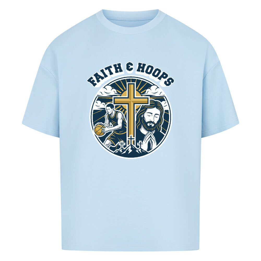 Hellblaues Oversized T-Shirt mit "FAITH & HOOPS" Print, der einen Basketballspieler, Jesus und ein goldenes Kreuz zeigt. Aus 100% Baumwolle