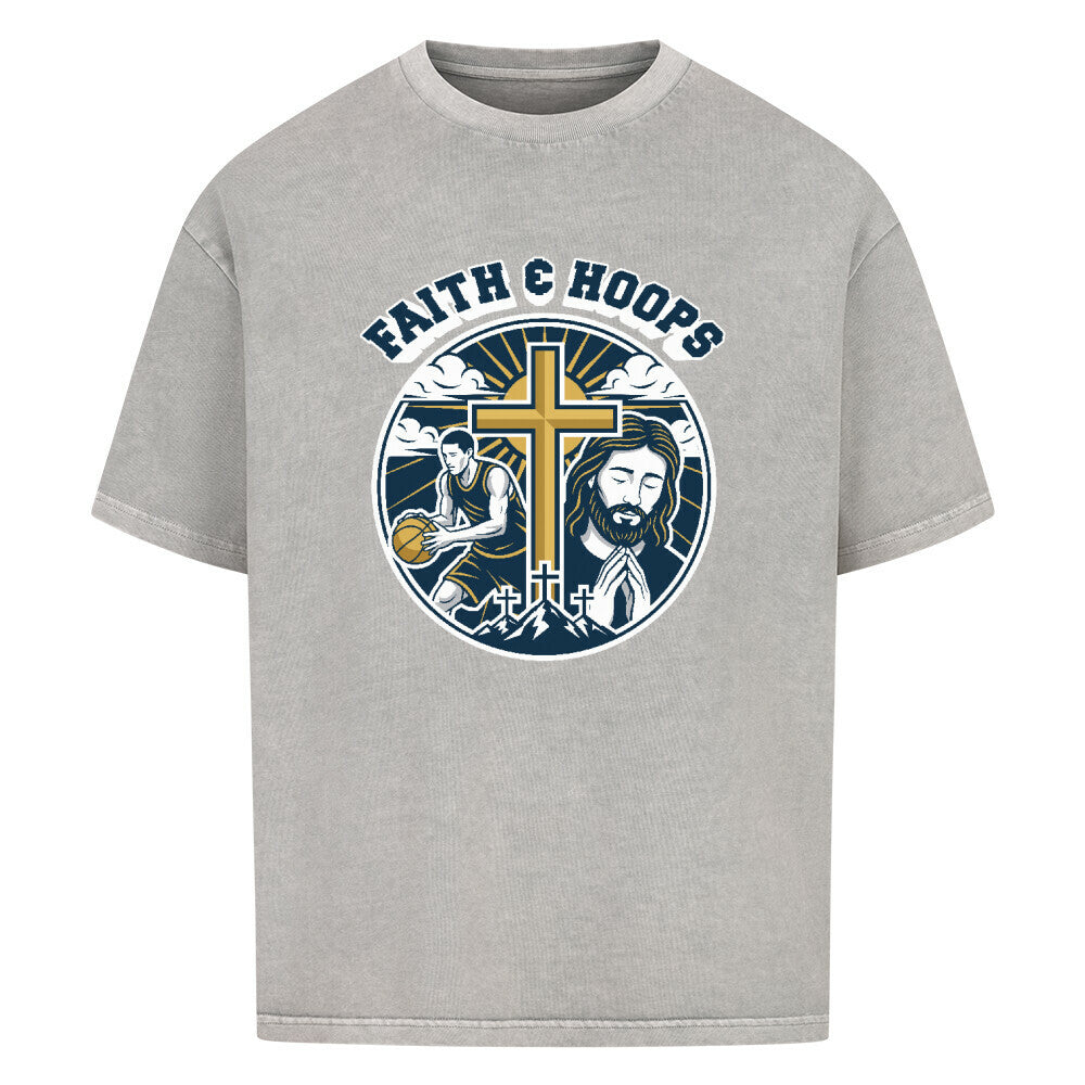 Washed Grey Oversized T-Shirt mit "FAITH & HOOPS" Print, der einen Basketballspieler, Jesus und ein goldenes Kreuz zeigt. Aus 100% Baumwolle