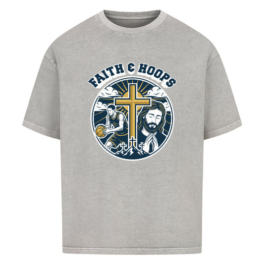 Washed Grey Oversized T-Shirt mit "FAITH & HOOPS" Print, der einen Basketballspieler, Jesus und ein goldenes Kreuz zeigt. Aus 100% Baumwolle