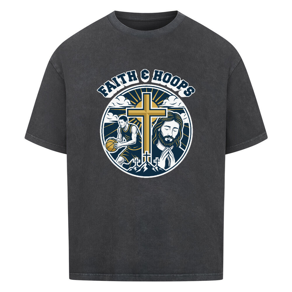 Washed Schwarzes Oversized T-Shirt mit "FAITH & HOOPS" Print, der einen Basketballspieler, Jesus und ein goldenes Kreuz zeigt. Aus 100% Baumwolle