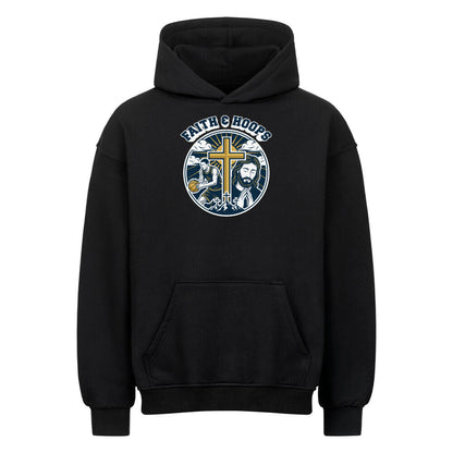 Vorderansicht eines schwarzen Oversized-Hoodies mit einem 'Faith & Hoops' Emblem-Print auf der Brust, der ein Kreuz, Jesus und einen Basketballspieler zeigt.