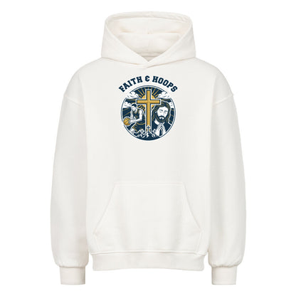 Vorderansicht eines weißen Oversized-Hoodies mit einem 'Faith & Hoops' Emblem-Print auf der Brust, der ein Kreuz, Jesus und einen Basketballspieler zeigt.