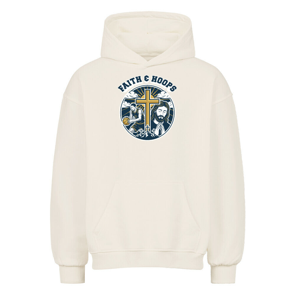 Vorderansicht eines cremefarbenen Oversized-Hoodies mit einem 'Faith & Hoops' Emblem-Print auf der Brust, der ein Kreuz, Jesus und einen Basketballspieler zeigt.