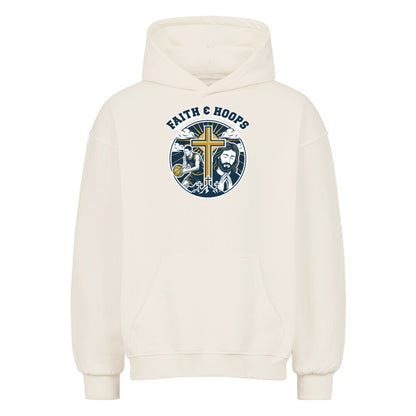 Vorderansicht eines cremefarbenen Oversized-Hoodies mit einem 'Faith & Hoops' Emblem-Print auf der Brust, der ein Kreuz, Jesus und einen Basketballspieler zeigt.