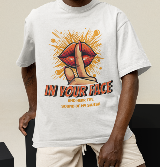 Mockup mit Weißen Oversized T-Shirt mit rotem Lippen-Print und Finger vor dem Mund („Schhh“) und dem Text „IN YOUR FACE AND HEAR THE SOUND OF MY SWISH“ – 100% Baumwolle Basketball Statement Shirt.
