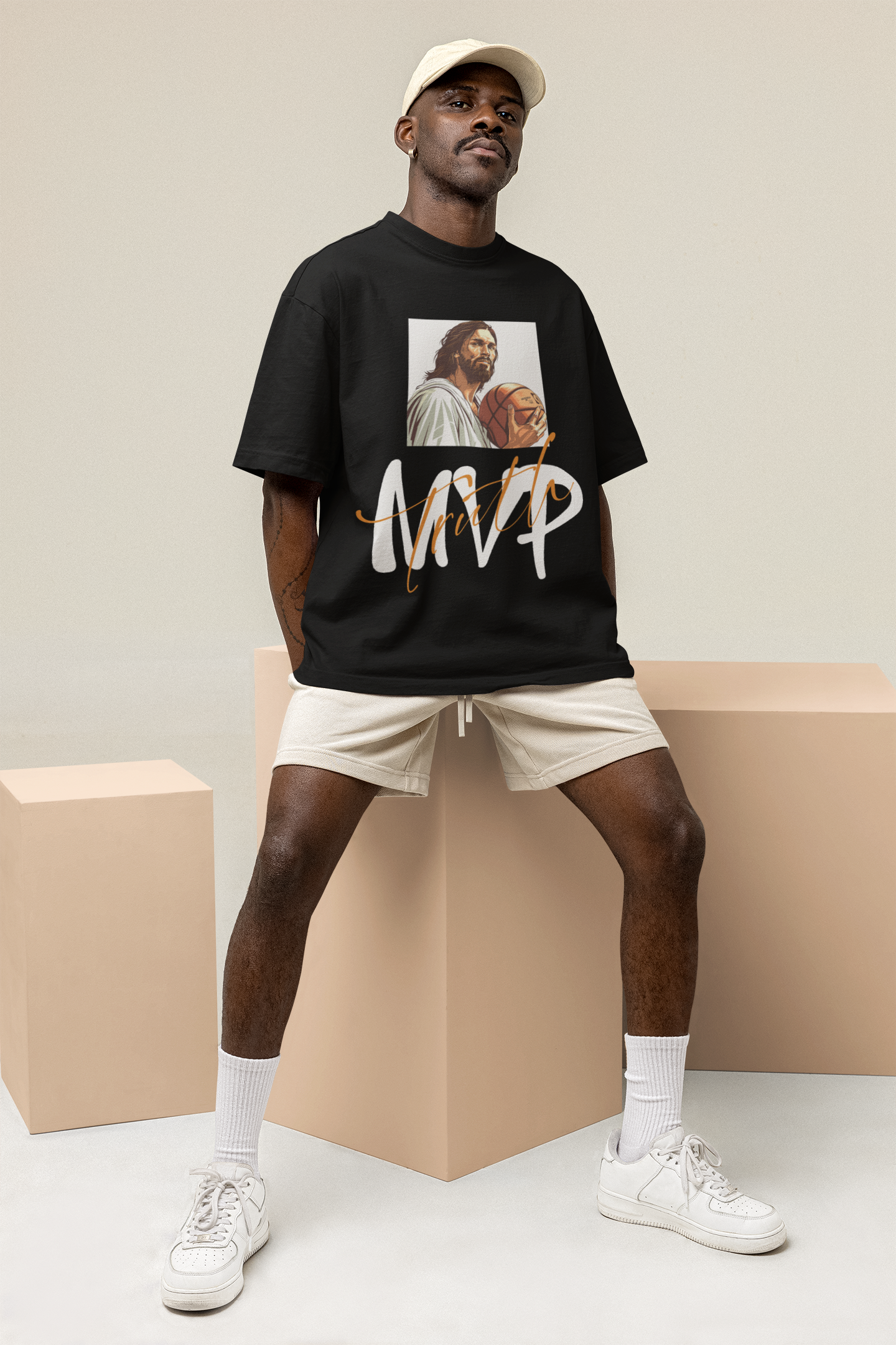 Mockup mit Model Schwarzes Oversized Basketball T-Shirt mit einem Print von Jesus, der einen Basketball hält, und dem stilisierten Schriftzug " MVP Truth" aus 100% Baumwolle