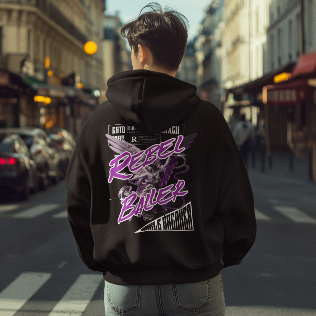 Rückansicht eines Mockup mit Model schwarzen Oversized-Hoodies mit großem 'Rebel Baller' Print in Lila und Weiß, der eine Engelsstatue und den Schriftzug 'Ankle Breaker' zeigt. 80% Baumwolle 20% Polyster. 