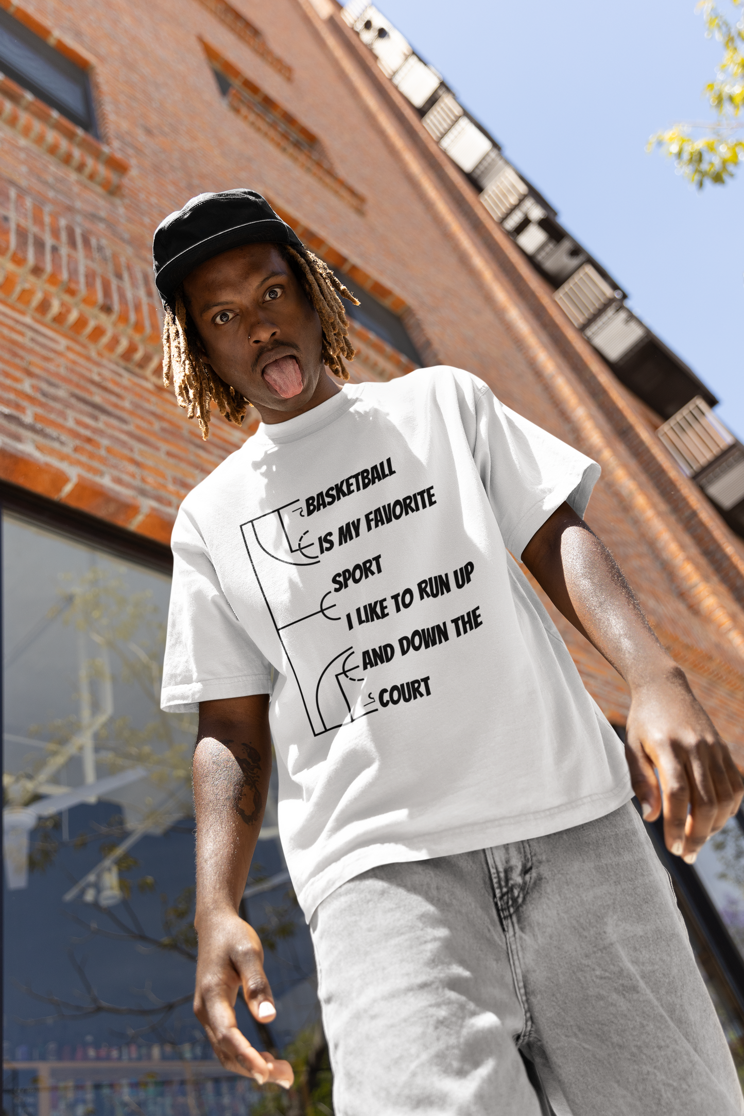Mockup mit Mann Weißes Oversized T-Shirt mit weißem, minimalistischem Print „BASKETBALL IS MY FAVORITE SPORT. I LIKE TO RUN UP AND DOWN THE COURT“ neben stilisierten Basketballfeld-Linien. 100% Baumwolle.