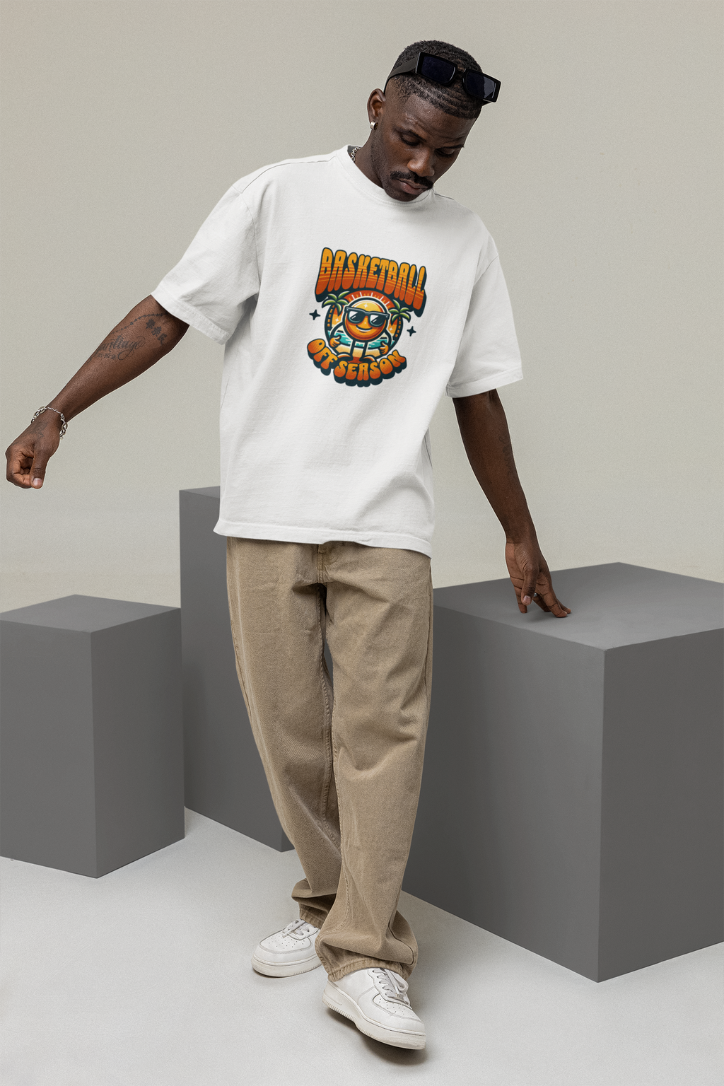 Oversized Basketball T-Shirt Off Season mockup mit Mann Weiß 100% Baumwolle