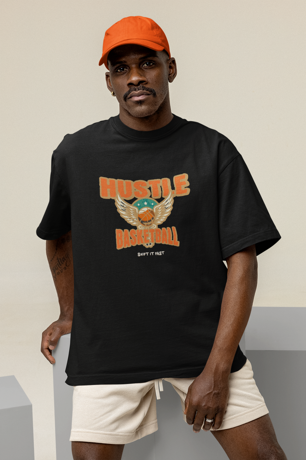 Oversized Baketball T-Shirt Hustle mockup mit Mann schwarz 100% Premium Baumwolle