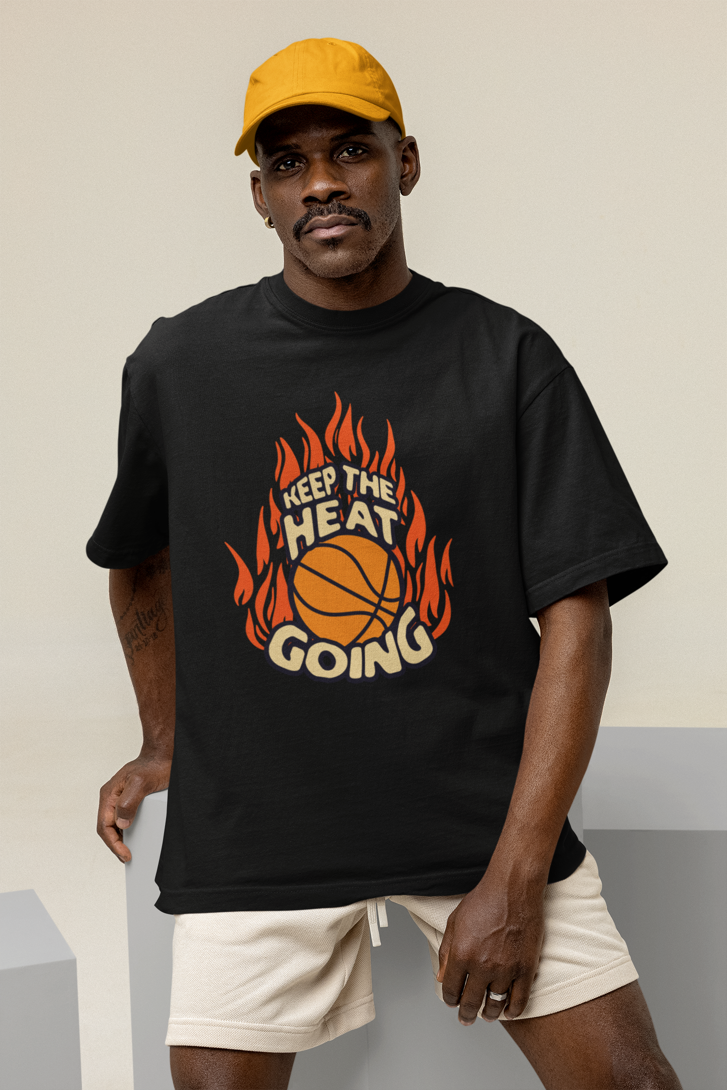 Oversized Basketball T-Shirt Keep the Heat mockup mit Mann Schwarz 100% Baumwolle