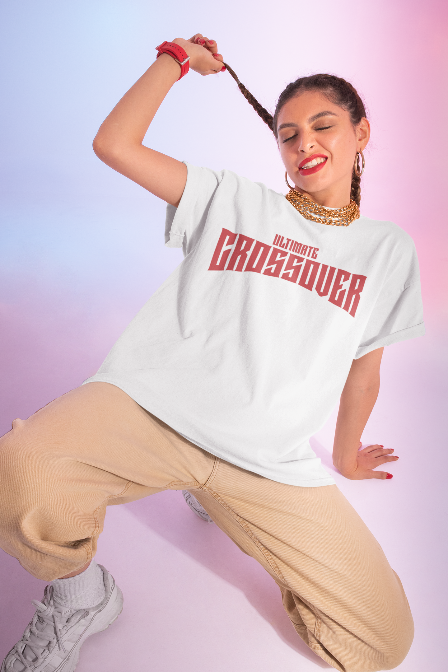 Mockup mit Model Oversized Basketball T-Shirt mit dem roten Print „ULTIMATE CROSSOVER“ in einer dominanten, gebogenen Schriftart. Aus 100% Baumwolle.