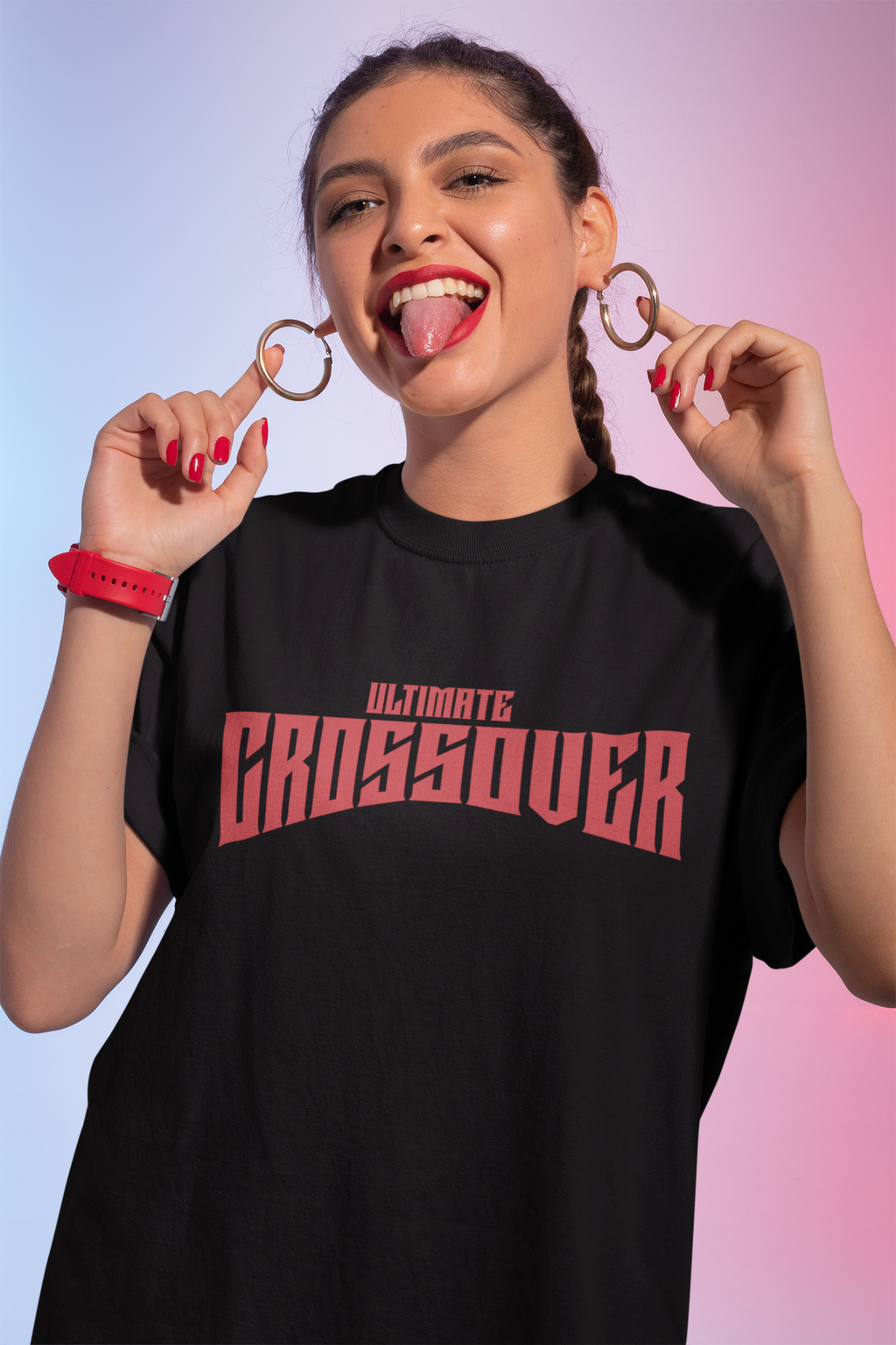 Mockup mit Model Schwarzes Oversized Basketball T-Shirt mit dem roten Print „ULTIMATE CROSSOVER“ in einer dominanten, gebogenen Schriftart. Aus 100% Baumwolle.