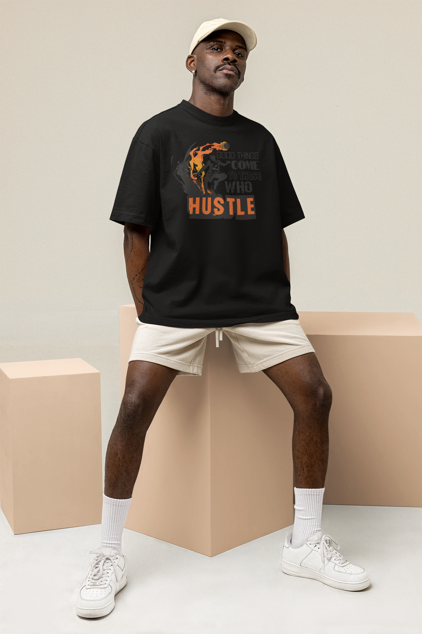Mockup mit Model Schwarzes Oversized T-Shirt mit einem schwarz-orangen Print eines Basketballspielers in Flammen und dem motivierenden Spruch „GOOD THINGS COME TO THOSE WHO HUSTLE“. 100% Baumwolle.
