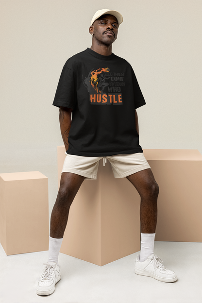 Mockup mit Model Schwarzes Oversized T-Shirt mit einem schwarz-orangen Print eines Basketballspielers in Flammen und dem motivierenden Spruch „GOOD THINGS COME TO THOSE WHO HUSTLE“. 100% Baumwolle.