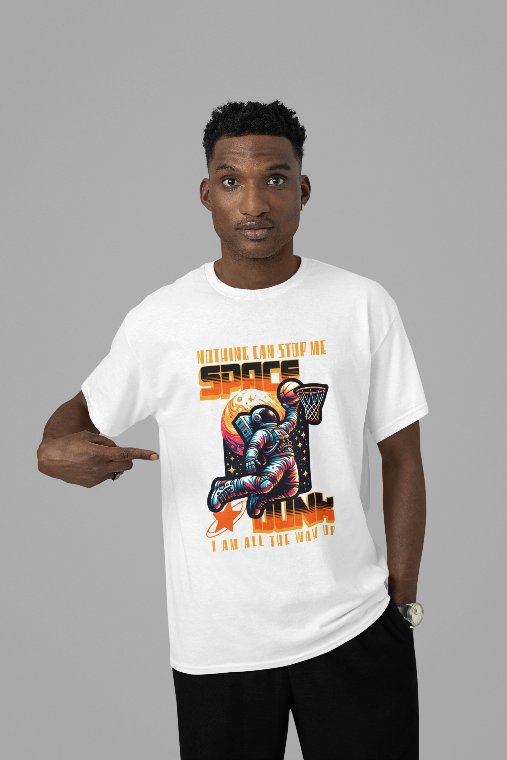 Mockup mit Weißen Oversized T-Shirt mit buntem Retro-Print eines Astronauten, der einen „Space Dunk“ (Basketball) vor einem Planeten macht. Mit dem orangefarbenen Slogan „NOTHING CAN STOP ME“ und „I AM ALL THE WAY UP“. 100% Premium Baumwolle