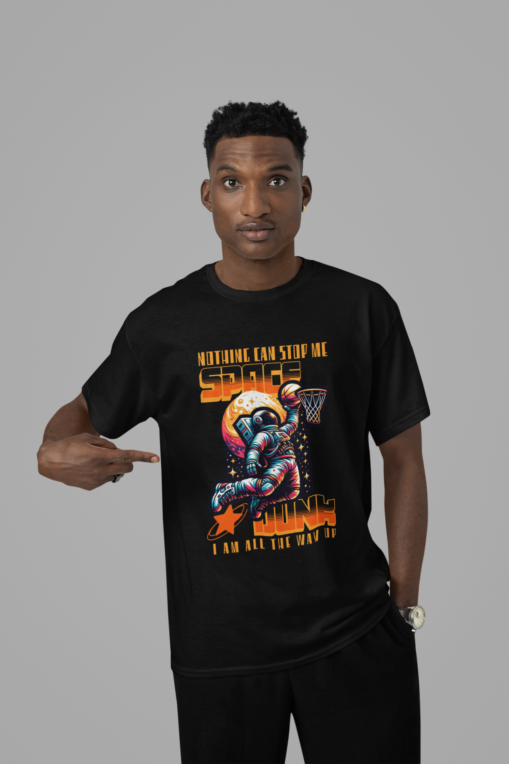 MOckup mit Schwarzen Oversized T-Shirt mit buntem Retro-Print eines Astronauten, der einen „Space Dunk“ (Basketball) vor einem Planeten macht. Mit dem orangefarbenen Slogan „NOTHING CAN STOP ME“ und „I AM ALL THE WAY UP“. 100% Premium Baumwolle