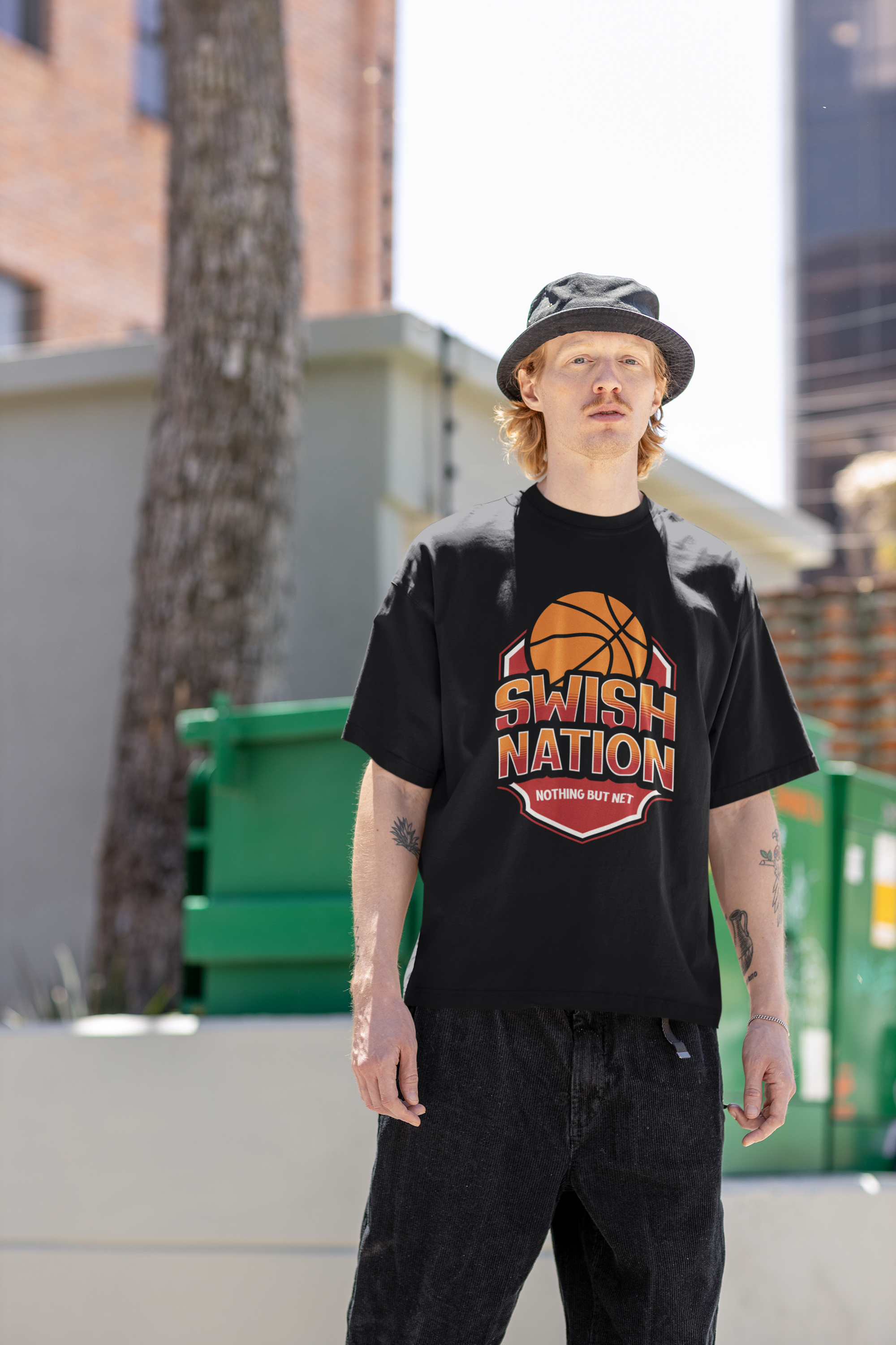 Mockup mit Schwaren Oversized T-Shirt mit einem zentralen Print: Orangefarbener Basketball über dem Schriftzug „SWISH NATION“ und „NOTHING BUT NET“ in einem rot umrandeten Wappen-Design.