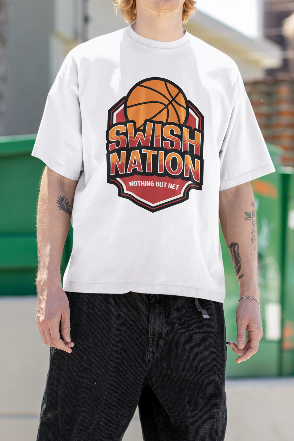 Mockup mit Weißen Oversized T-Shirt mit einem zentralen Print: Orangefarbener Basketball über dem Schriftzug „SWISH NATION“ und „NOTHING BUT NET“ in einem rot umrandeten Wappen-Design.