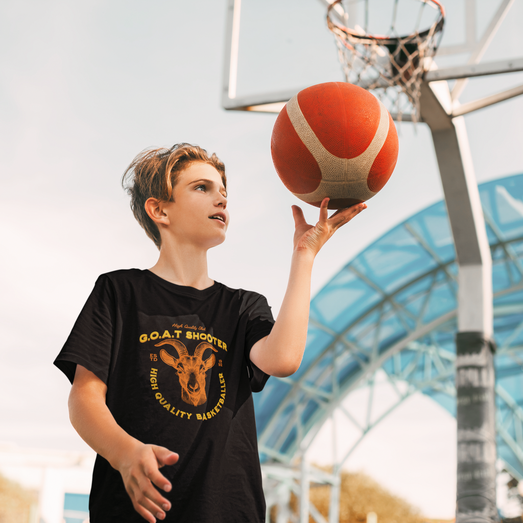 Mockup mit Schwarzen Oversized T-Shirt mit einem großen, orangefarbenen Print eines Ziegenkopfs (G.O.A.T.) und dem Text „G.O.A.T. SHOOTER“ und „HIGH QUALITY BASKETBALLER“. 100% Baumwolle.